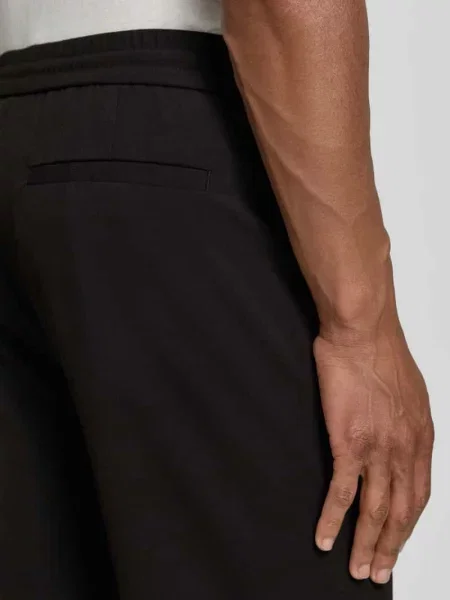 Spodnie dresowe o kroju relaxed fit z dodatkiem Lindbergh czarne