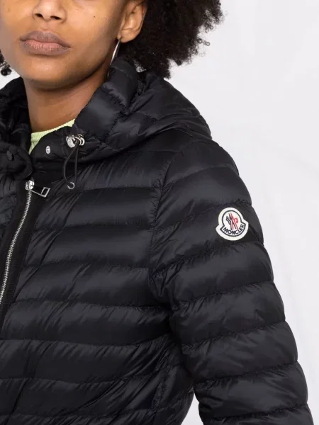 Krátká péřová bunda Moncler černá