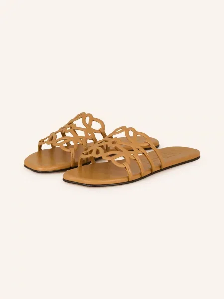 Loewe Klapki Petal Anagram beige beżowe
