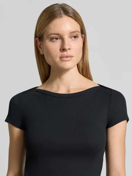 T-shirt z dekoltem typu łódka Jake*s Casual czarna