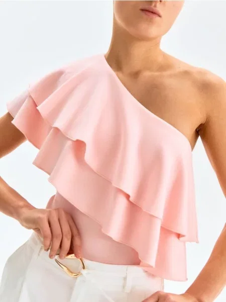 Боді на одне плече з рюшами та домішкою пастельний рожевий
