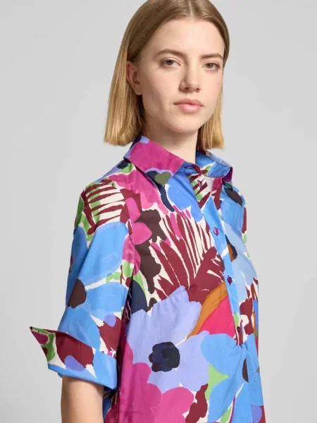 Sukienka midi o kroju relaxed fit z kwiatowym nadrukiem na całej powierzchni Christian Berg Woman Selection fioletowa