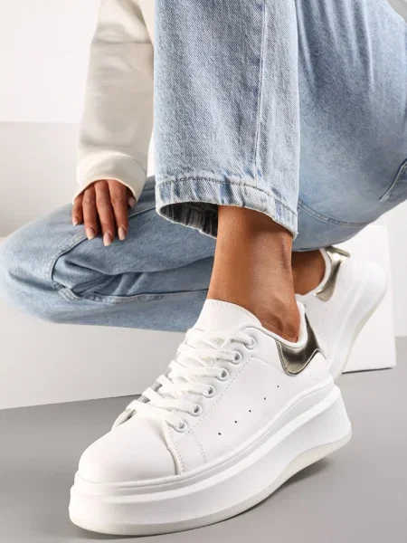 Sneakers Albi-Aurii pe Talpă Groasă cu Perforare și Decorațiune Ursuleț de Cauciuc Aireth alb