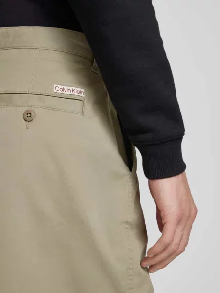 Szorty o kroju relaxed fit z zakładkami w pasie Calvin Klein Jeans zielone