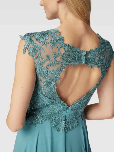 Sukienka wieczorowa z ozdobnym obszyciem i wycięciem Luxuar Fashion zielona