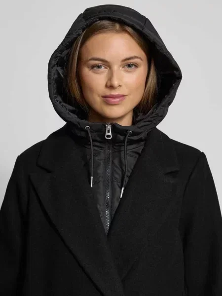 Płaszcz o kroju regular fit z odpinanym kołnierzem wewnętrznym model ‘GRACE’ Vero Moda czarny