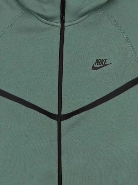 Majica s grafičkim motivom Nike s printom s cvjetnim printom od flisa crna