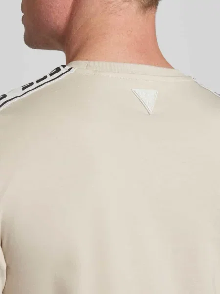 T-shirt z detalem z logo Guess Activewear beżowa