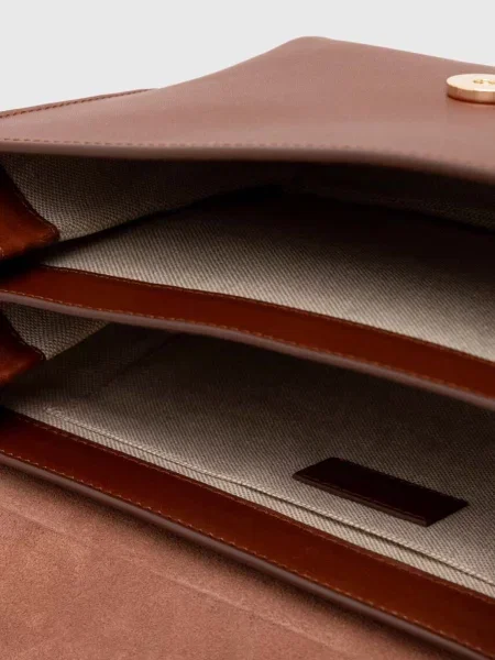 A.P.C. Кожена чанта sac sarah shoulder кафяво