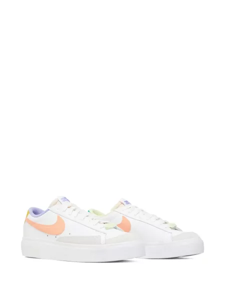 Sneakerși Nike Blazer cu platformă alb