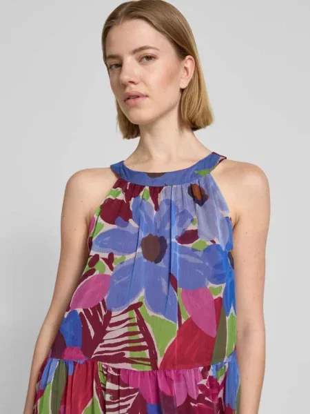 Sukienka midi o kroju relaxed fit z kwiatowym nadrukiem na całej powierzchni Christian Berg Woman Selection fioletowa