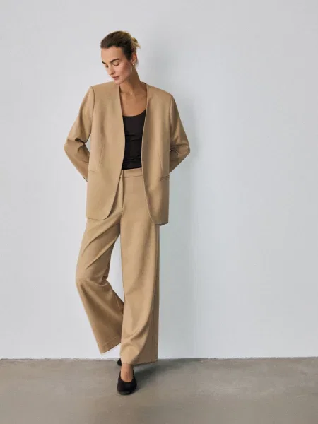 Reserved Гладкий блейзер бежевий