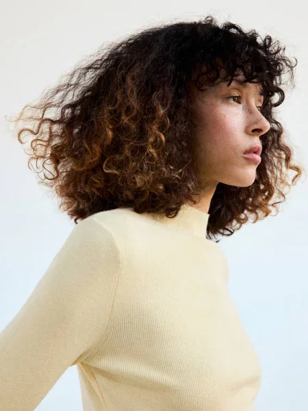 Sweter z dzianiny z półgolfem pastelowy Kobieta XXS MANGO żółty