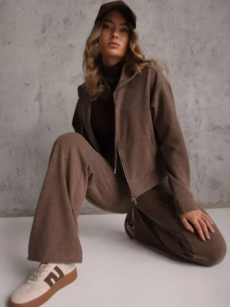 Set trening pantaloni drepti și bluză cu glugă cu Timas maro