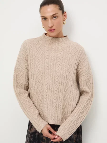 Пуловер Medicine с ниско поло бежово