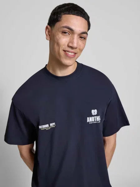 Koszulka z nadrukiem logo krój regular fit Another Cotton Lab