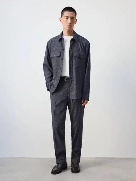 Spodnie regular fit z teksturą Mężczyzna 38 MANGO MAN granatowy
