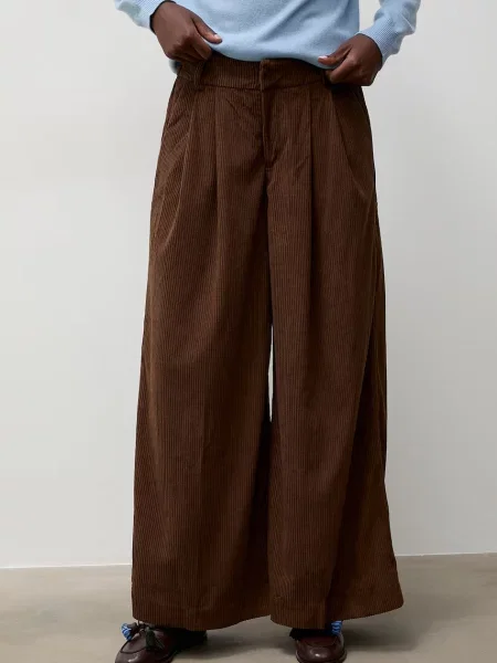 Answear.LAB pantaloni pentru femei din catifea reiată maro