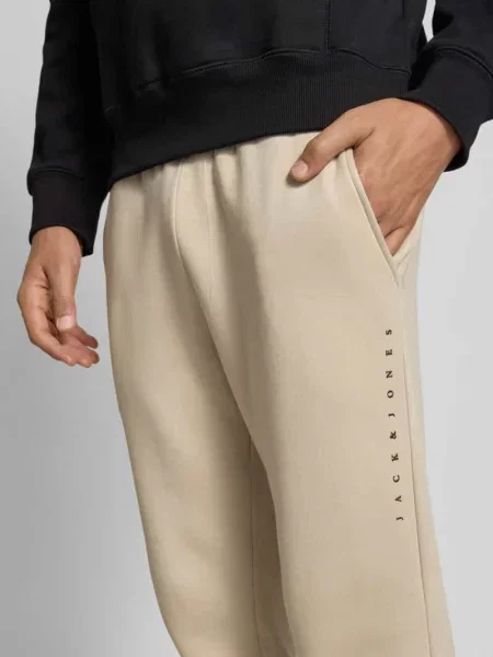 Spodnie dresowe z elastycznym pasem i tunelem model ‘GORDON’ Jack & Jones beżowe