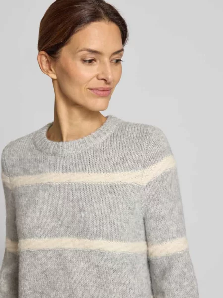 Sweter z dzianiny o kroju regular fit z dodatkiem wełny model ‘ZADA’ Vero Moda