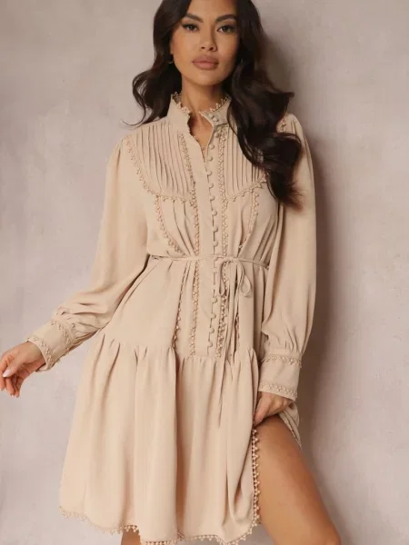 Jasnobeżowa Koszulowa Sukienka z Ażurowymi Tasiemkami i Stójką Chehi beżowa
