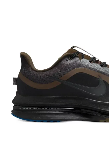 Sneakerși Nike Vomero cu autograf maro