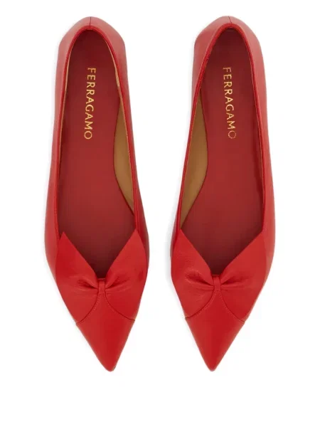 Balerinos Ferragamo su lankeliu raudona