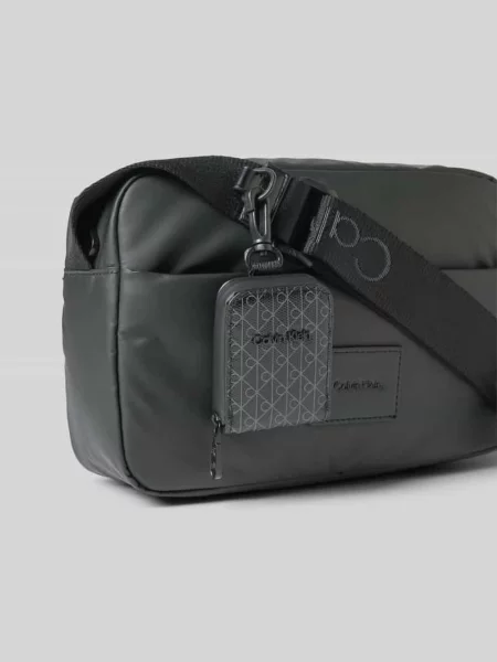 Torebka z naszywką z logo i regulowanym na ramię Ck Calvin Klein czarna