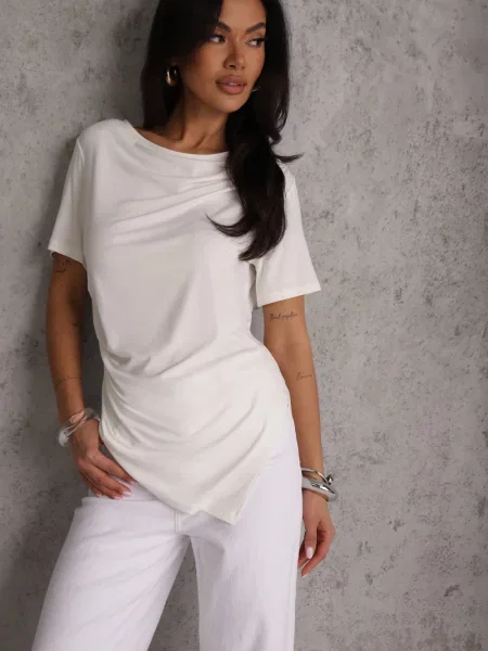 Asymetryczna Bluzka z z Krótkim Rękawem Zdobiona Marszczeniem Undishi biała
