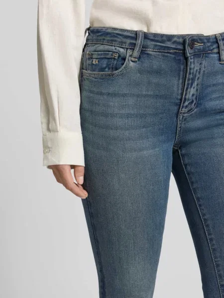 Jeansy w kroju skinny fit z dodatkiem Armani Exchange niebieskie