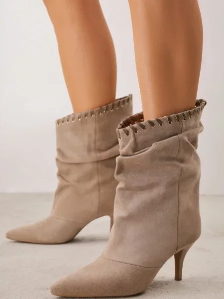 Botine Slouchy cu stiletto din imitație de piele întoarsă cu ochiuri metalice decorative Tallie închis bej