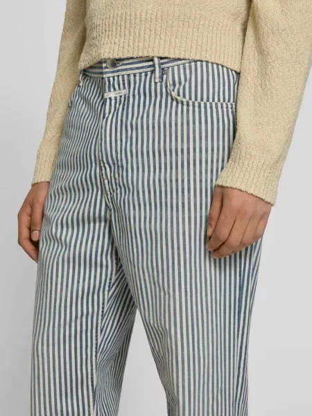 Jeansy o kroju straight fit z naszywką z logo Closed