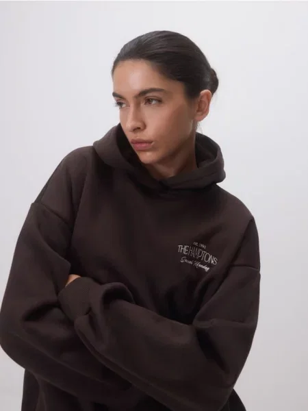 Reserved Hanorac cu text brodat maro-închis maro