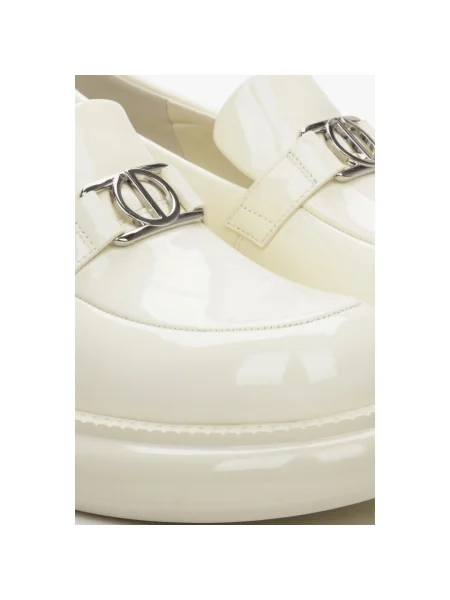 Лофери з пряжками лакована шкіра молочні Estro білі