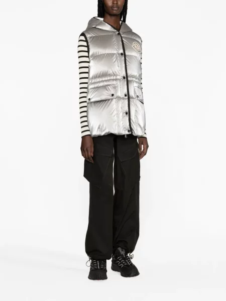 Péřová vesta Moncler s kapucí stříbrná