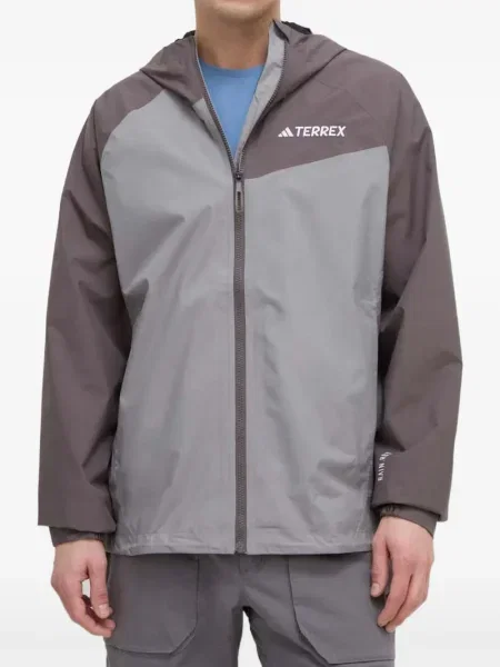 Pruhovaná turistika bunda Adidas s kapucí černá