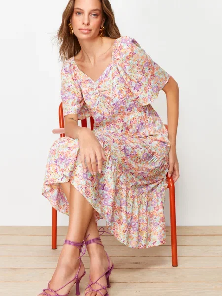 Sukienka midi Trendyol w kwiatki z rękawami balonowymi w kształcie litery A