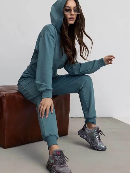 Женский спортивный костюм с капюшоном