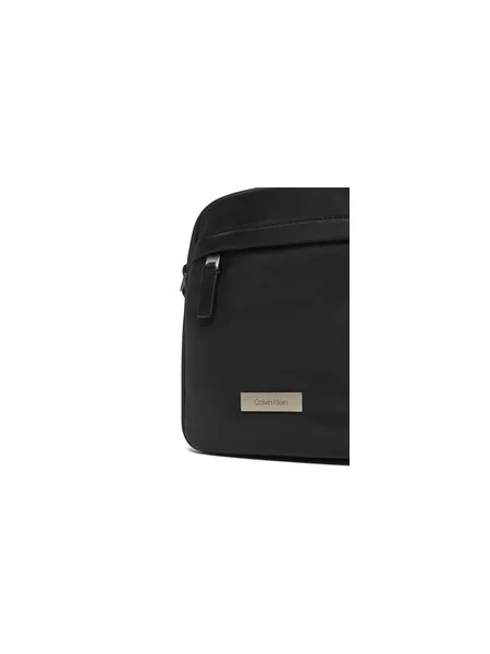 Calvin Klein Torbica za okrog pasu Sleek Reporter črna