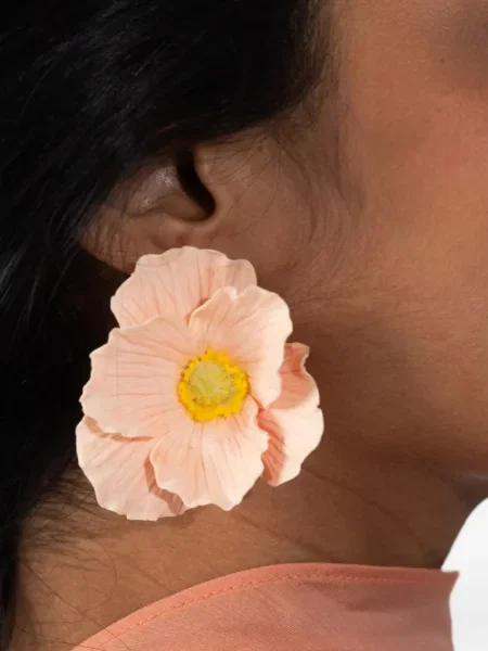 Cercei Jennifer Behr cu model floral roz
