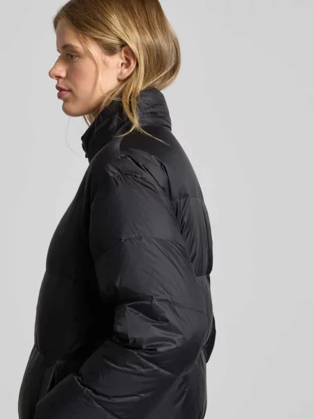 Płaszcz pikowany o kroju regular fit z nadrukiem z logo model ‘Essential’ Calvin Klein Jeans czarny