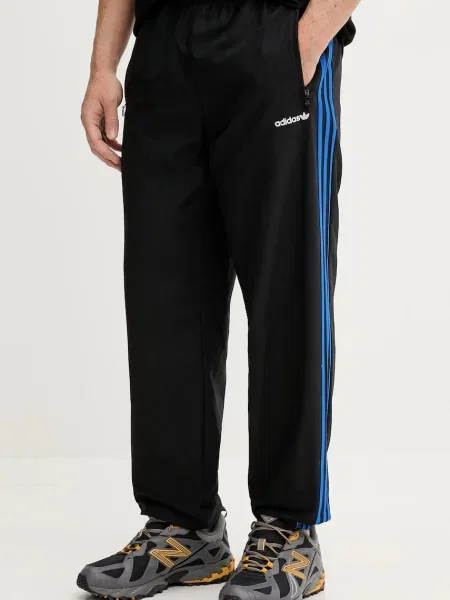 Спортивні штани adidas Originals Brushed WVN з аплікацією чорний