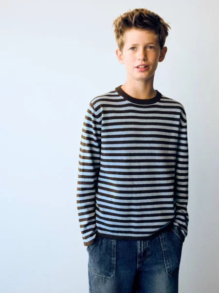 Sweter z cienkiej dzianiny w paski czekoladowy Dzieci lata MANGO KIDS