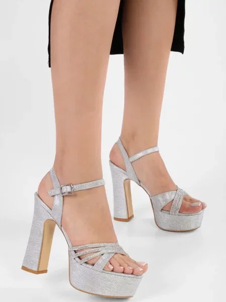 Sandali Shoeberry s platformo kamni siva
