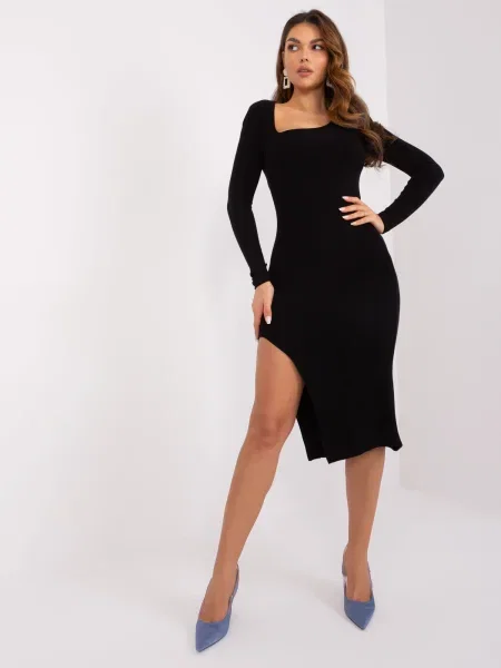 Sukienka midi Fashionhunters do kolan z rozcieciem garniturowa czarna