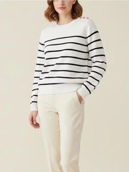 Светр у смужку з декоративними на плечах білий