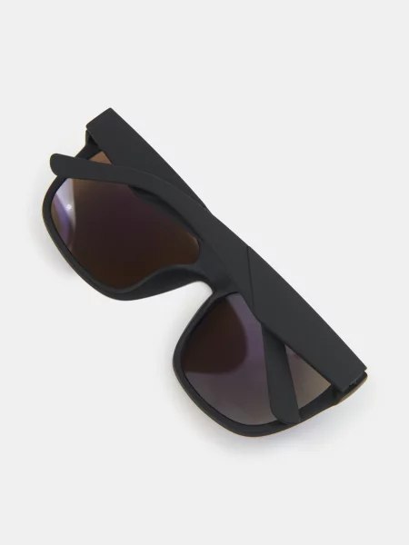 Солнцезащитные очки Sinsay черные