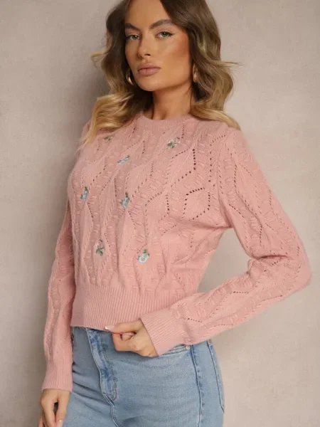 Sweter z Haftowanymi Kwiatkami i Tłoczeniem Innara różowy