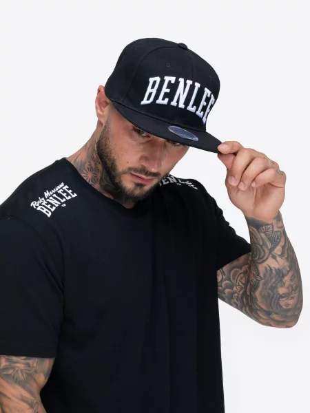 Kapa Benlee z vezenjem bela