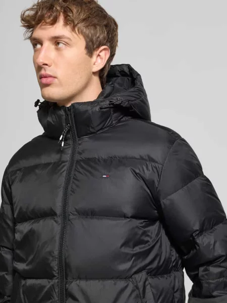 Kurtka puchowa o kroju regular fit z wyhaftowanym logo czarna